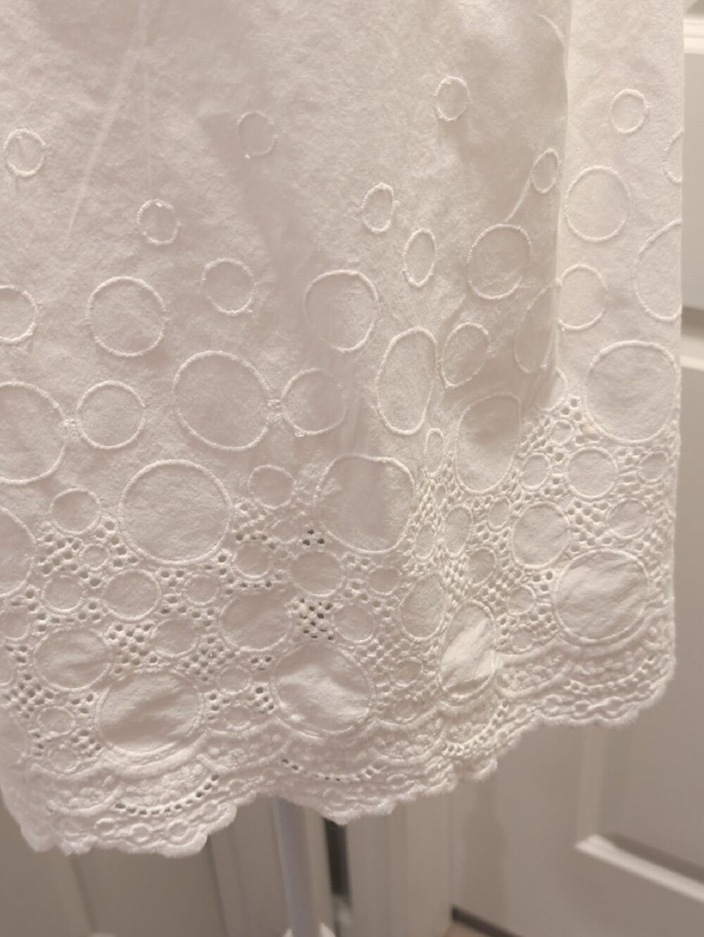 MADISON STUDIO Size 18W- Pre-Owned Stunning White Sleeveless Eyelet Neck Top - Picture 2 of 10